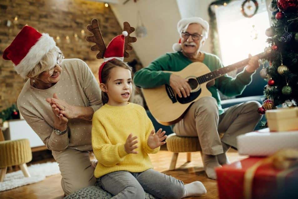 گیتارنوازی پدربزرگ و مادربزرگ و نوههشان